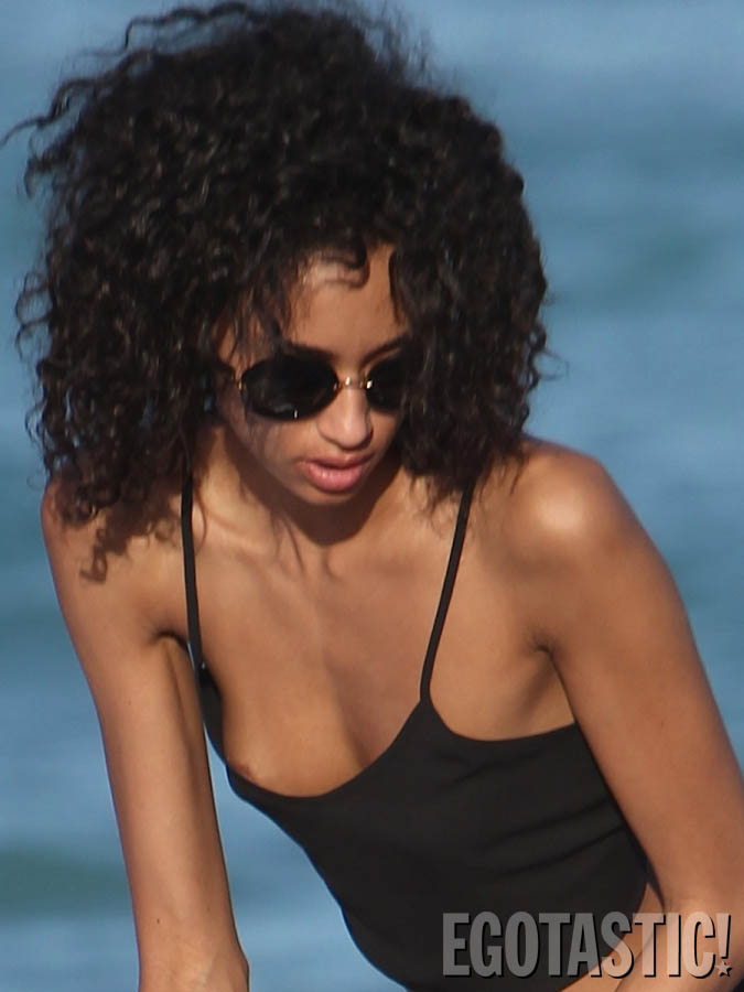 Η Γαλλίδα μοντέλο Anais Mali με μία topless φίλη της