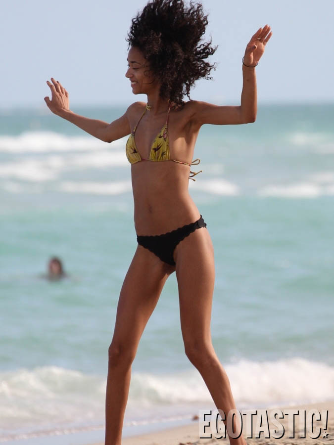 Η Γαλλίδα μοντέλο Anais Mali με μία topless φίλη της