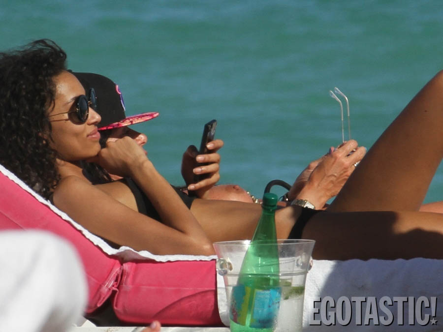 Η Γαλλίδα μοντέλο Anais Mali με μία topless φίλη της