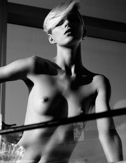 Η Πολωνίδα supermodel Anja Rubik γυμνή στο Industrie magazine