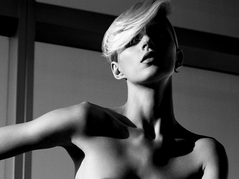 Η Πολωνίδα supermodel Anja Rubik γυμνή στο Industrie magazine