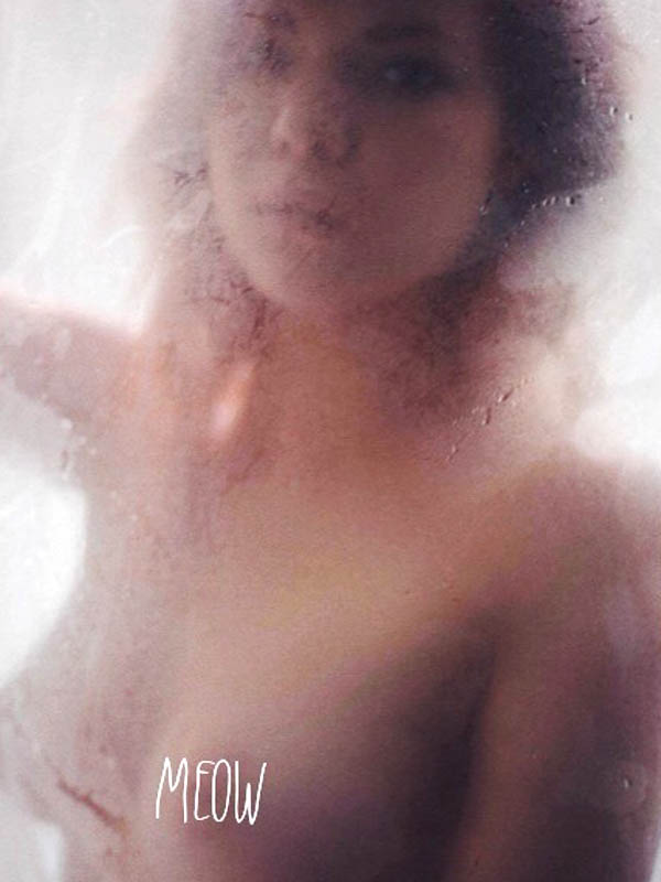 Η Kaili Thorne topless στα βράχια