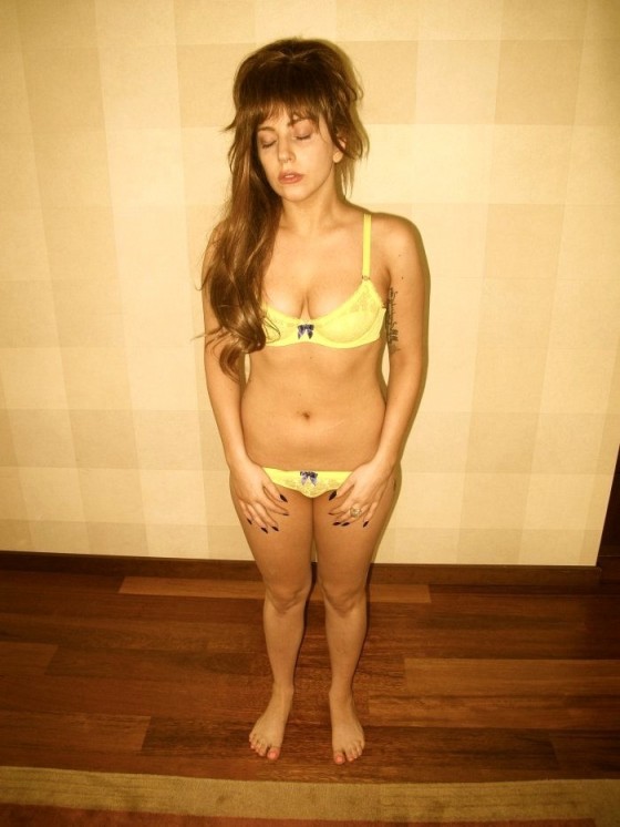 Η Lady Gaga φωτογραφίζεται με το string της