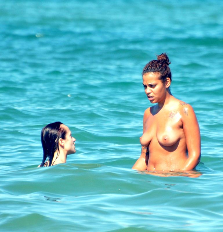 Η Ιταλίδα ηθοποιός Mara Adriani σε topless φωτογραφίες