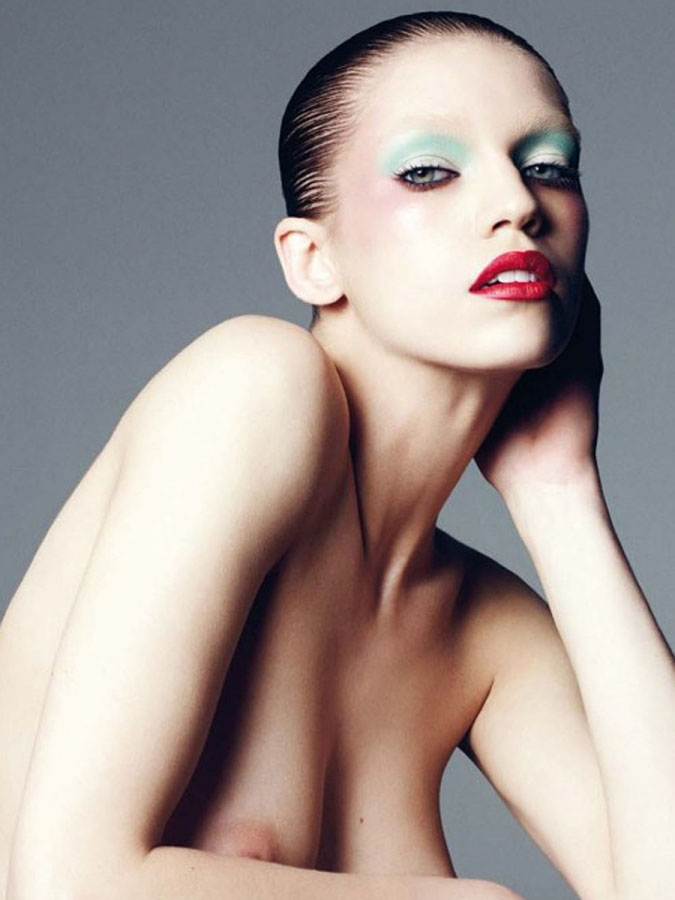 Το μοντέλο Samantha Gradoville φωτογραφίζεται topless για το Iσπανικό περιοδικό Harper’s Bazaar