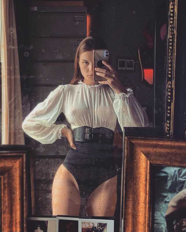 Η μουνάρα μοντέλο Laure σε γυμνές φωτογραφίες