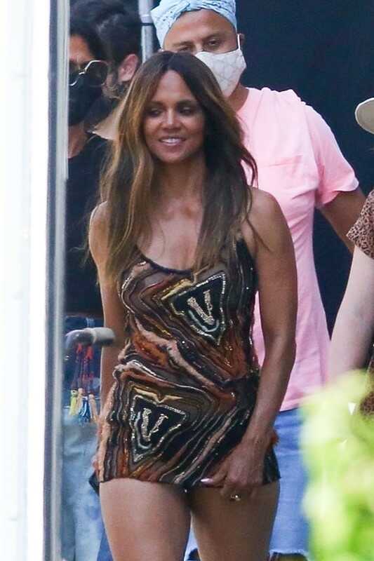 Σέξι φωτογραφίες της Halle Berry που φαίνεται το στήθος της