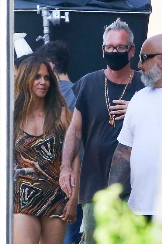 Σέξι φωτογραφίες της Halle Berry που φαίνεται το στήθος της
