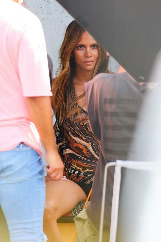 Σέξι φωτογραφίες της Halle Berry που φαίνεται το στήθος της