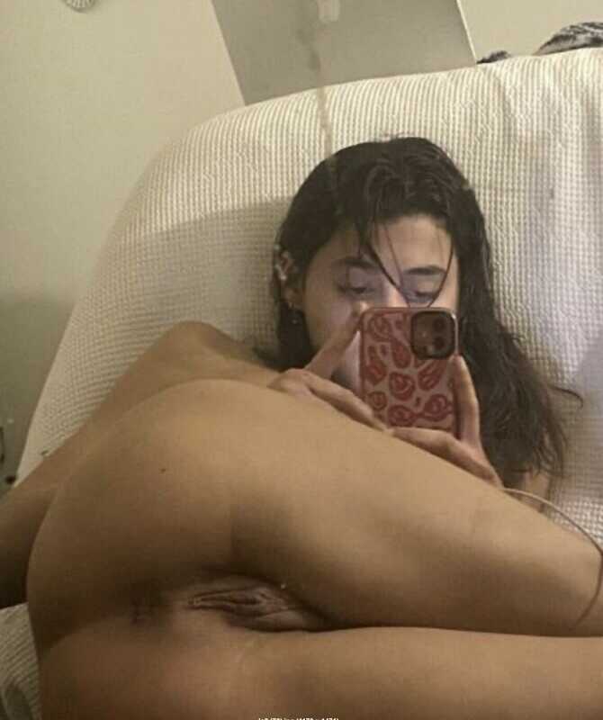 Γυμνές selfie φωτογραφίες της νεαρής Lucia Colosimo
