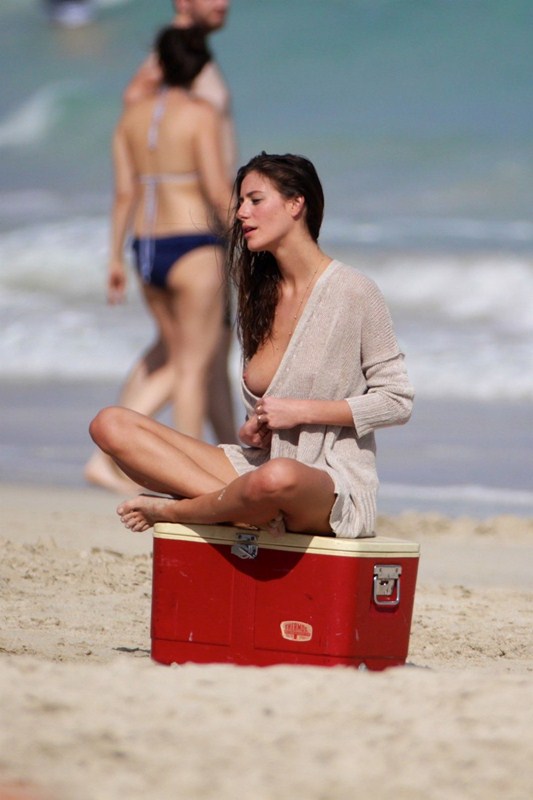 Το μοντέλο από το Μεξικό Alejandra Guilmant σε topless paparazzi φωτογραφίες