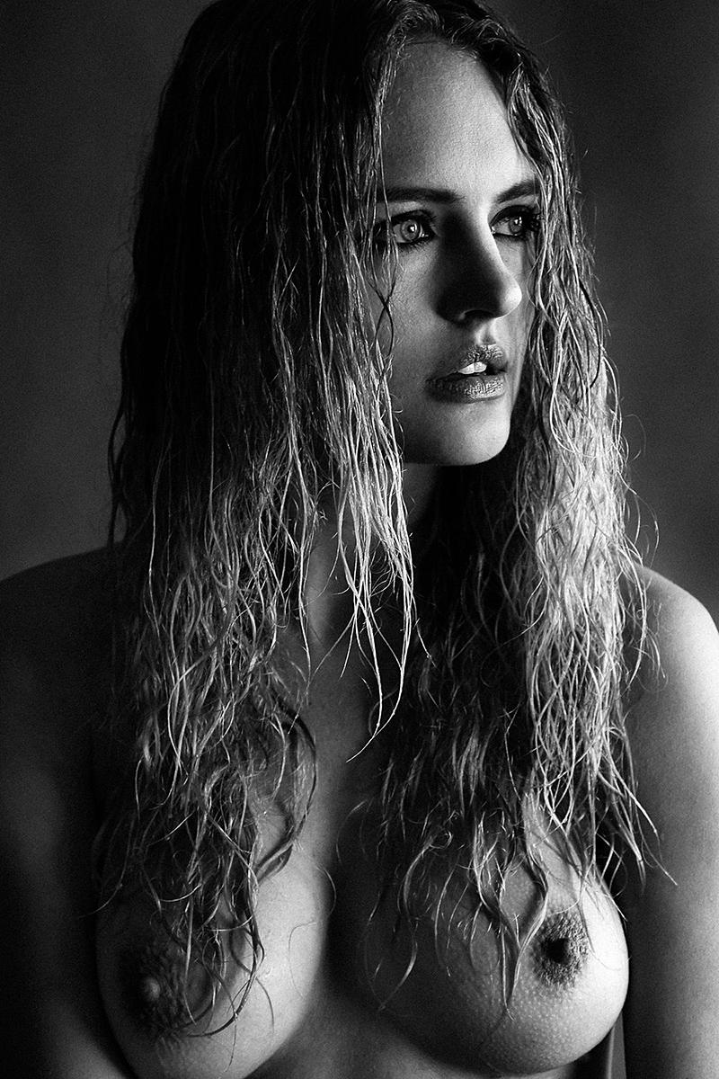 Γυμνές φωτογραφίες της ηθοποιού Madison Riley