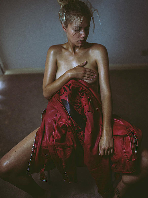 Η Holly Horne γδύνεται και αλείφεται με baby oil σε γυμνές φωτογραφίες 