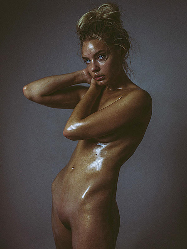Η Holly Horne γδύνεται και αλείφεται με baby oil σε γυμνές φωτογραφίες 