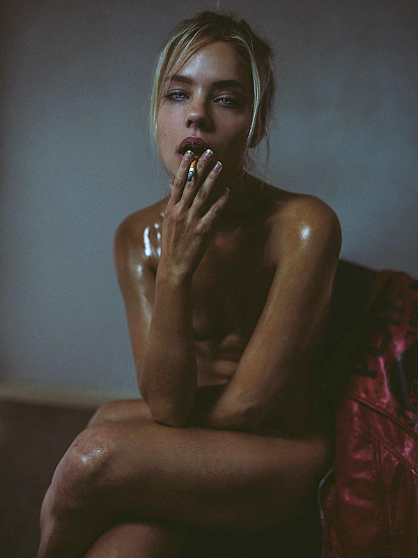 Η Holly Horne γδύνεται και αλείφεται με baby oil σε γυμνές φωτογραφίες 