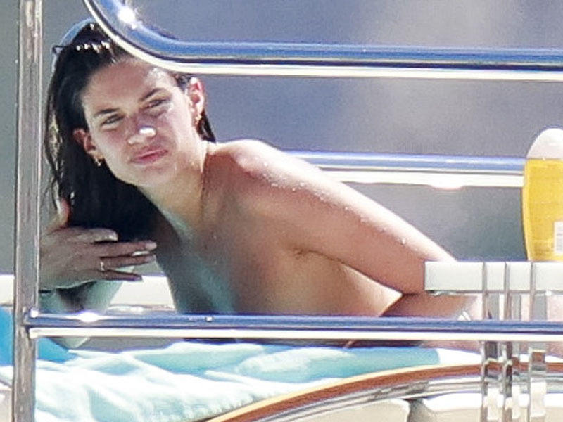 Topless φωτογραφίες της Βραζιλιάνας Sara Sampaio