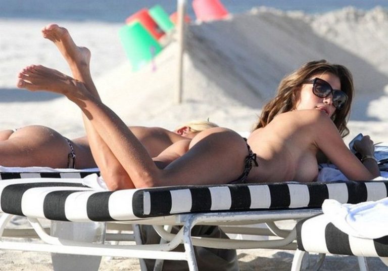 Το μοντέλο Claudia Galanti από την Παραγουάη κάνει topless ηλιοθεραπεία στην παραλία του Miami