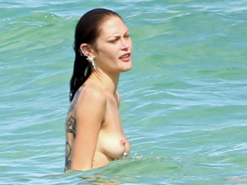 Το μοντέλο από την Αυστραλία Catherine McNeil σε paparazzi topless φωτογραφίες