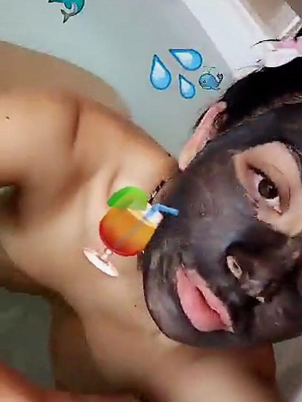 Η Charli XCX σε topless φωτογραφίες στο snapchat