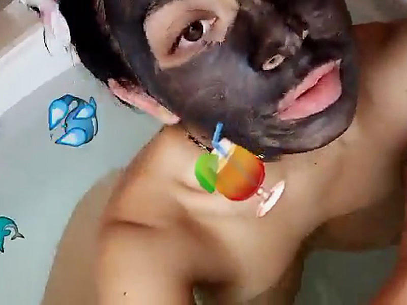 Η Charli XCX σε topless φωτογραφίες στο snapchat