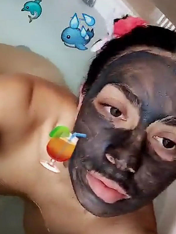 Η Charli XCX σε topless φωτογραφίες στο snapchat