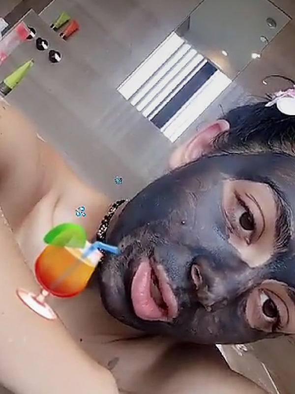Η Charli XCX σε topless φωτογραφίες στο snapchat