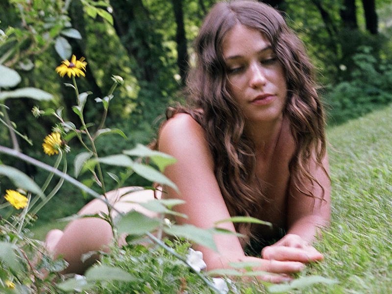 Η ηθοποιός Lola Kirke από το Gone Girl φωτογραφίζεται topless και γυμνή