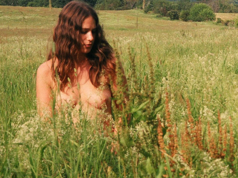 Η ηθοποιός Lola Kirke από το Gone Girl φωτογραφίζεται topless και γυμνή