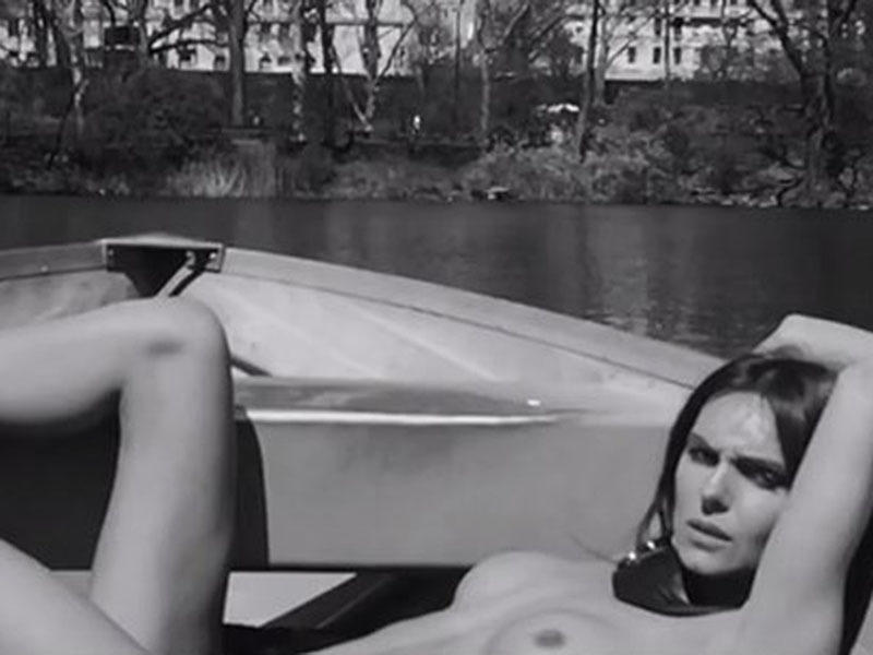 Το μοντέλο Autumn Holley σε topless φωτογραφίες