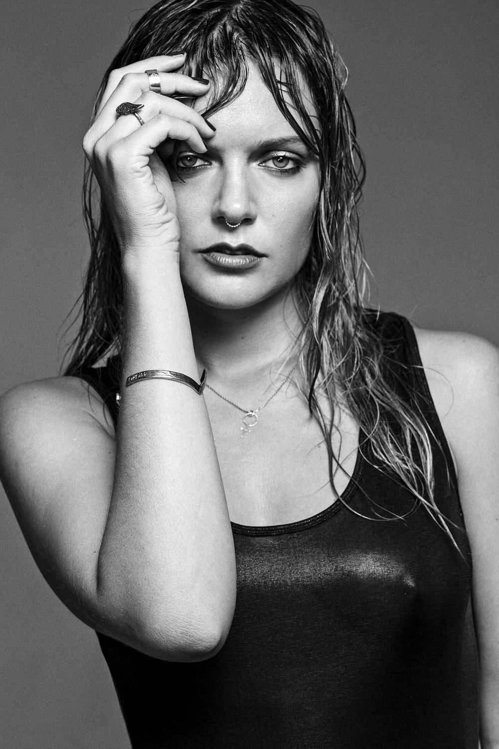 Η τραγουδίστρια Tove Lo σε topless φωτογραφίες