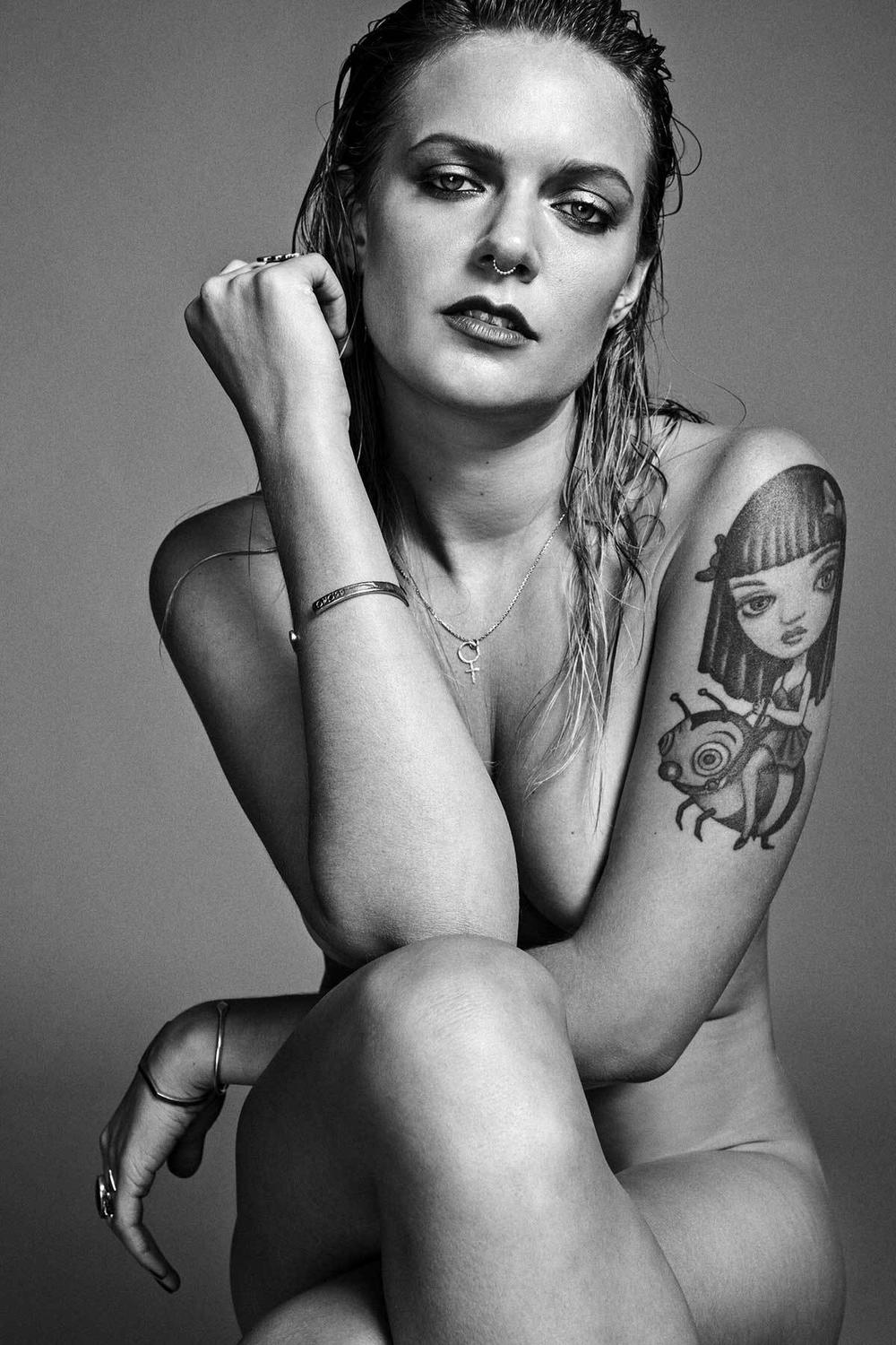 Η τραγουδίστρια Tove Lo σε topless φωτογραφίες