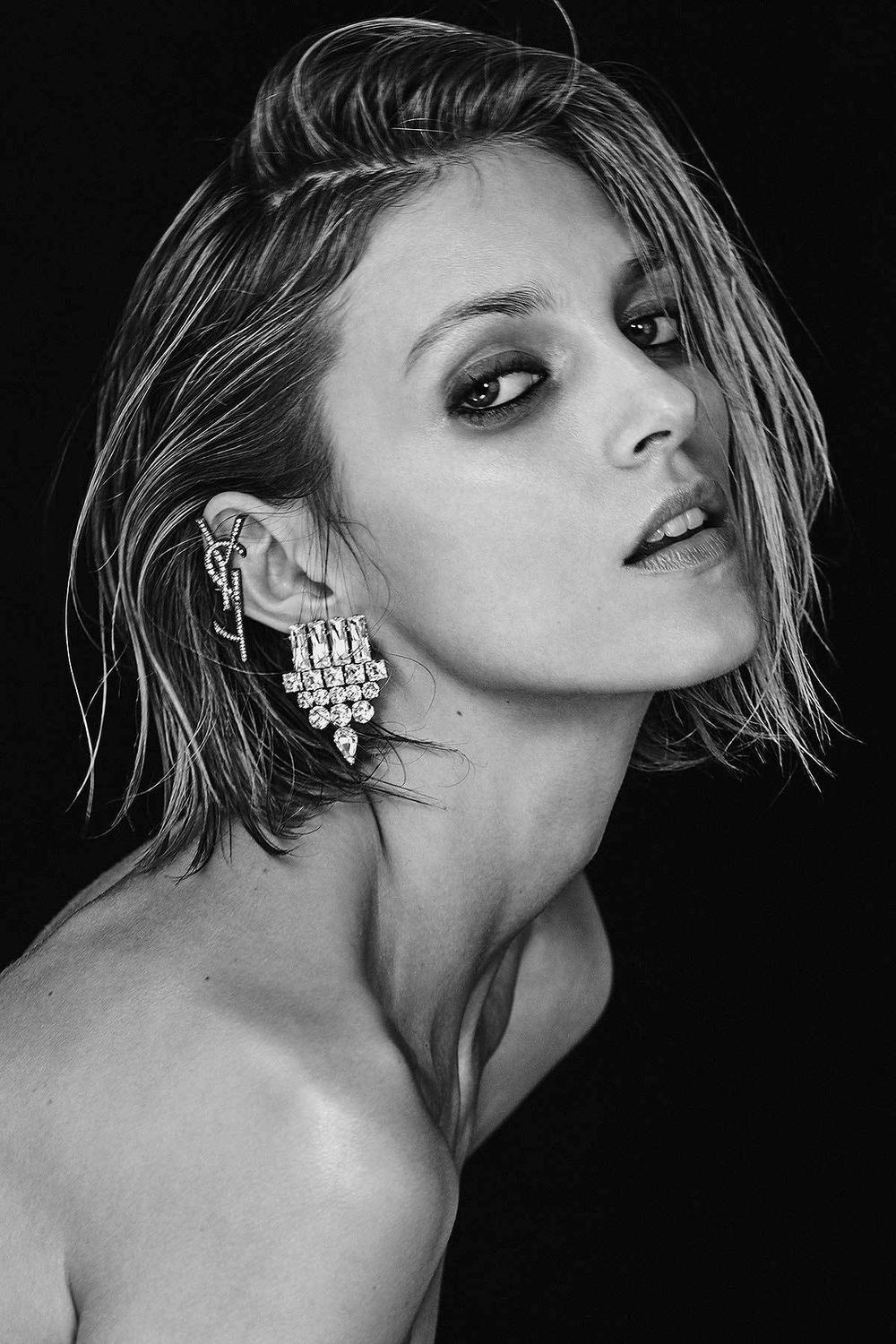 Η Anja Rubik σε σέξυ φωτογράφηση στο Vogue