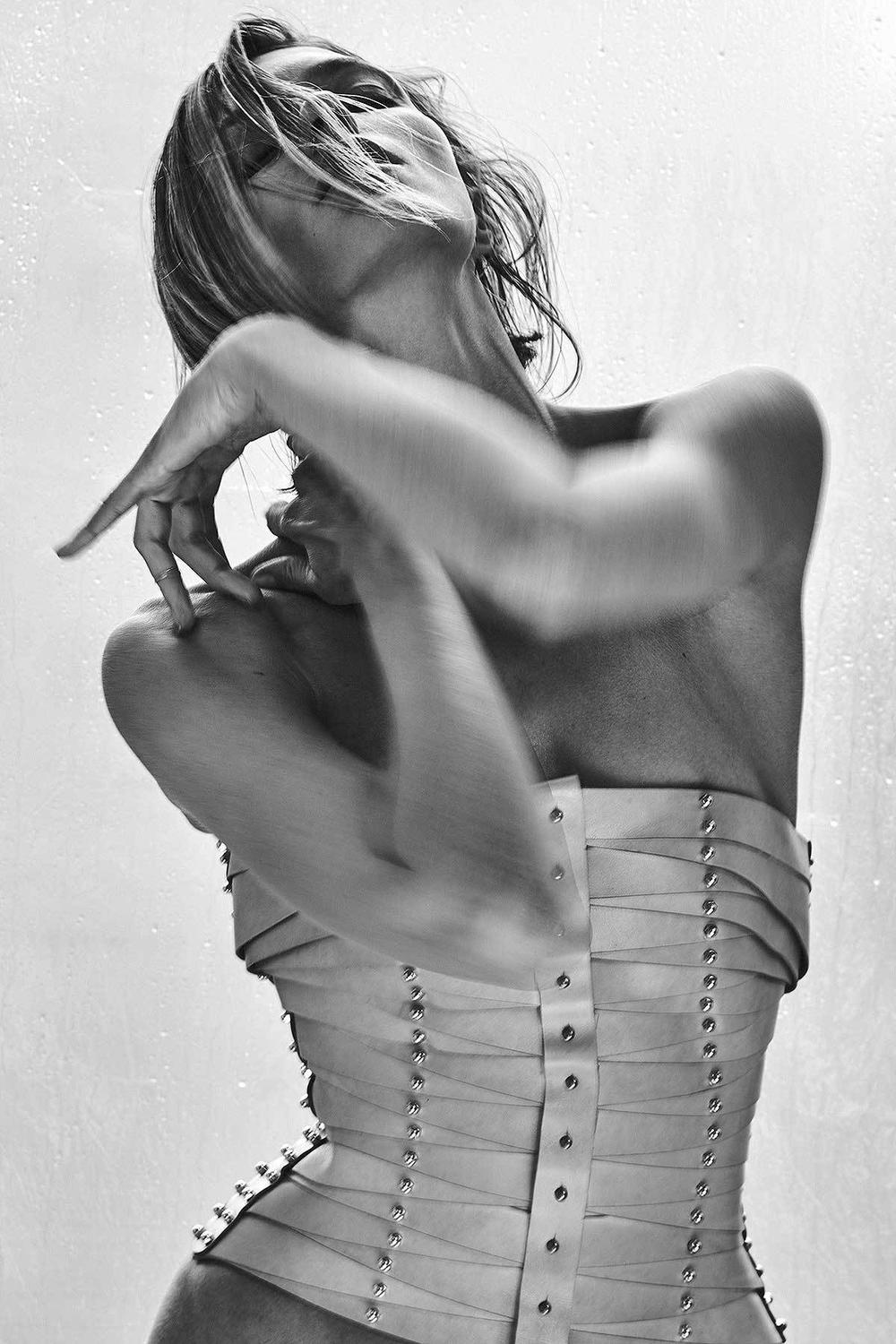 Η Anja Rubik σε σέξυ φωτογράφηση στο Vogue