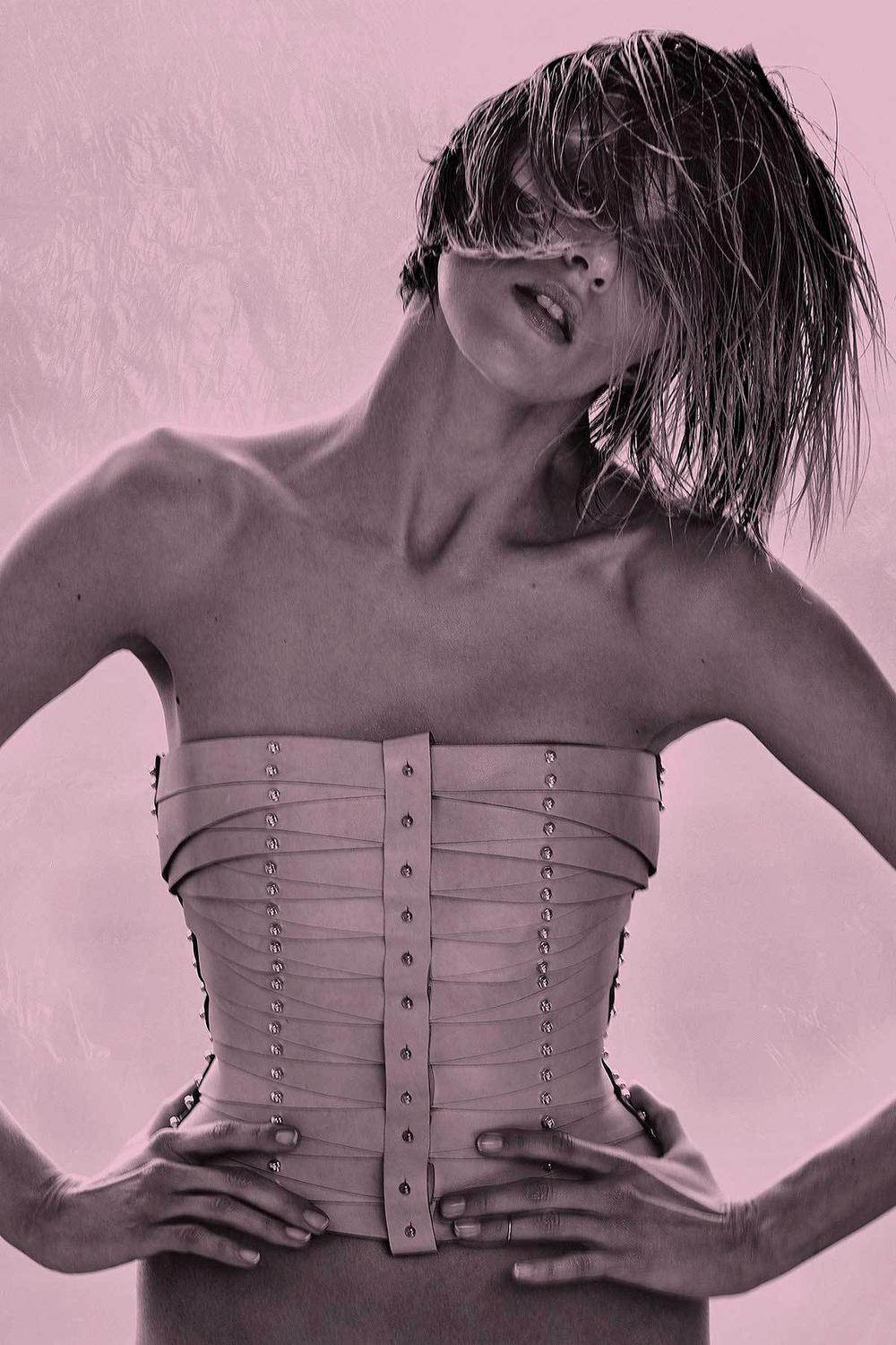 Η Anja Rubik σε σέξυ φωτογράφηση στο Vogue