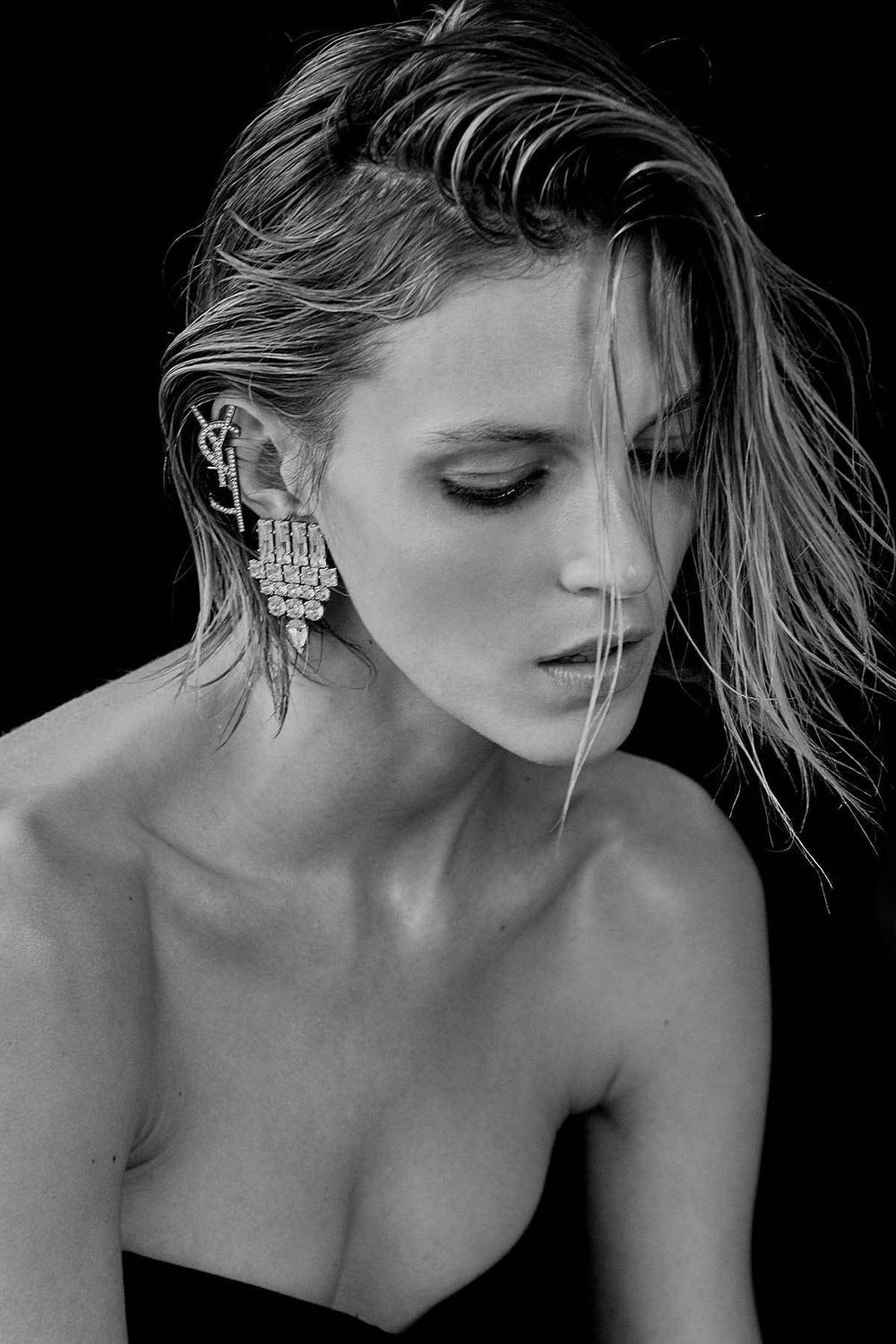 Η Anja Rubik σε σέξυ φωτογράφηση στο Vogue