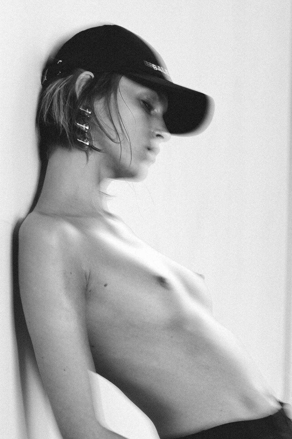 Η Anja Rubik σε σέξυ φωτογράφηση στο Vogue