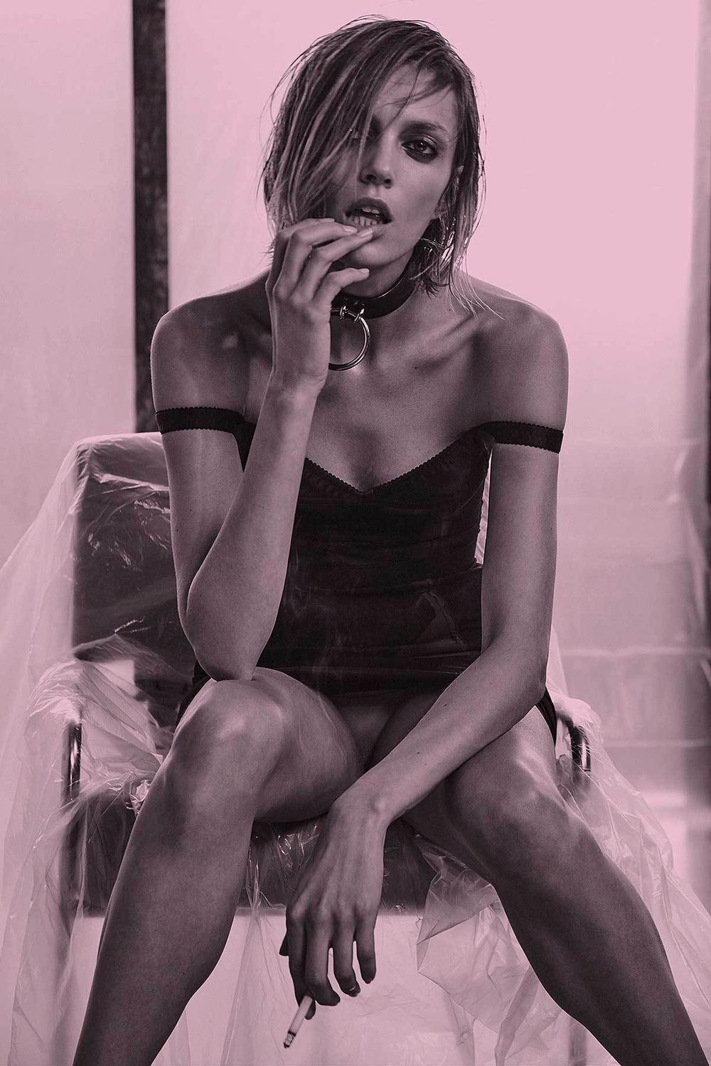 Η Anja Rubik σε σέξυ φωτογράφηση στο Vogue