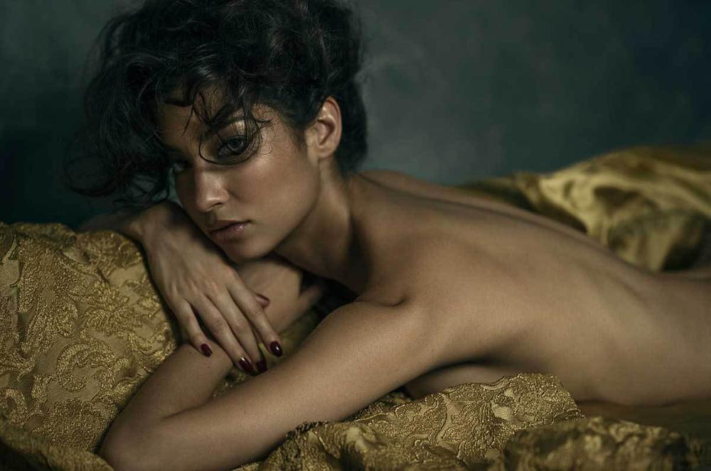 Η Emilie Payet σε γυμνές φωτογραφίες