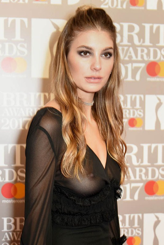Το μοντέλο Camila Morrone με see through φόρεμα χωρίς σουτιέν
