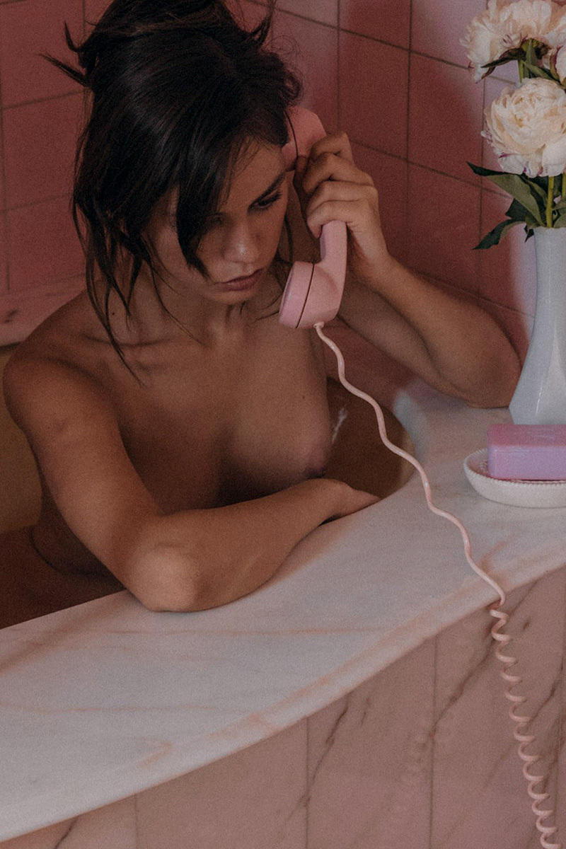 Η κουκλάρα Beate Muska topless