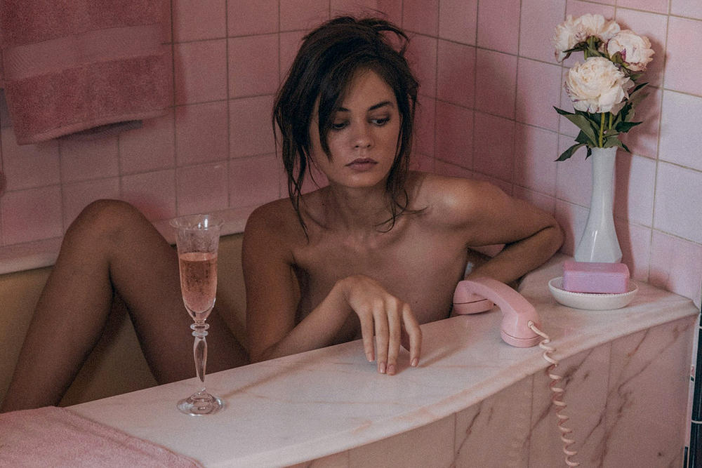 Η κουκλάρα Beate Muska topless