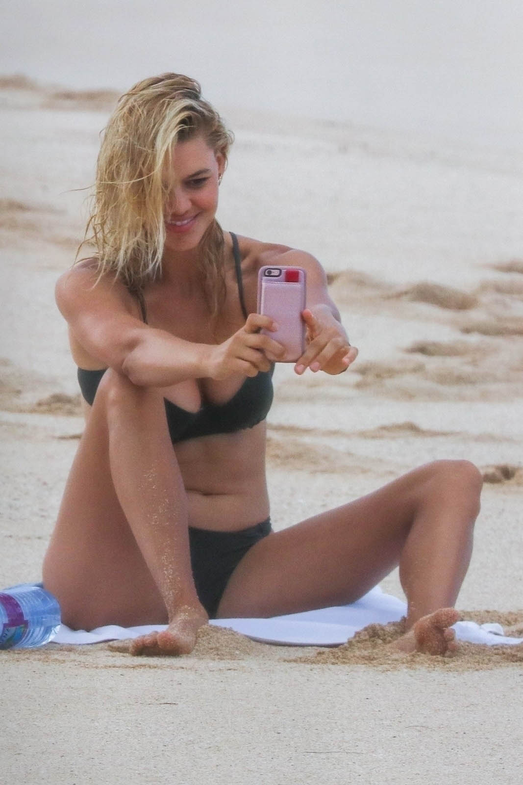 Topless paparazzi φωτογραφίες της Kelly Rohrbach στην παραλία