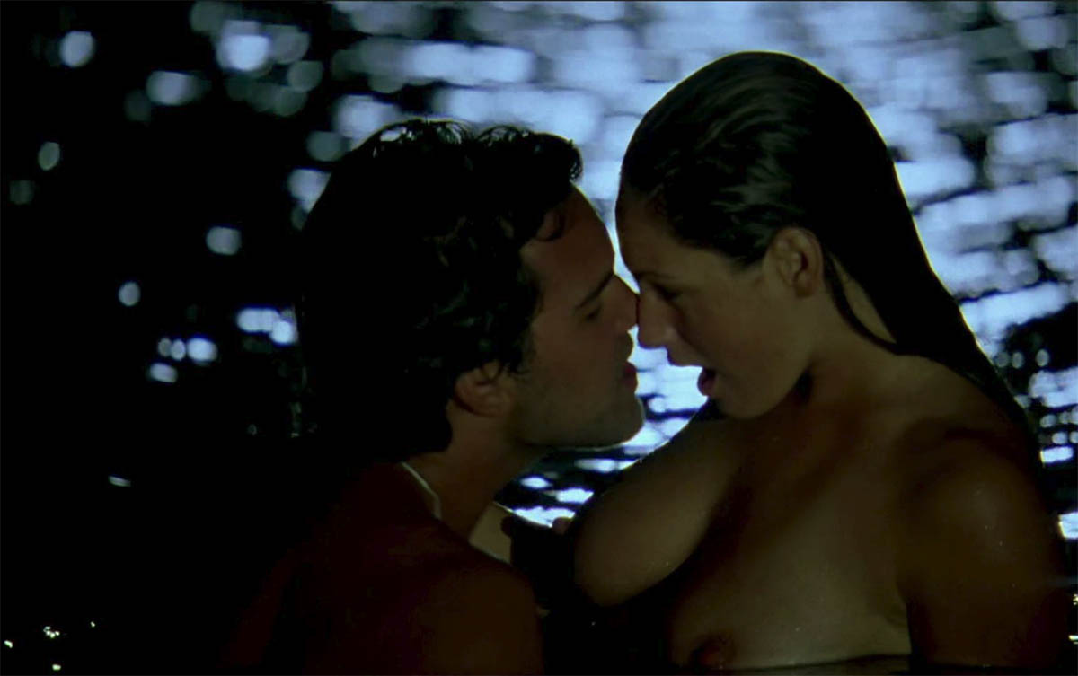 Γυμνές σκηνές της Kelly Brook στην ταινία Survival Island