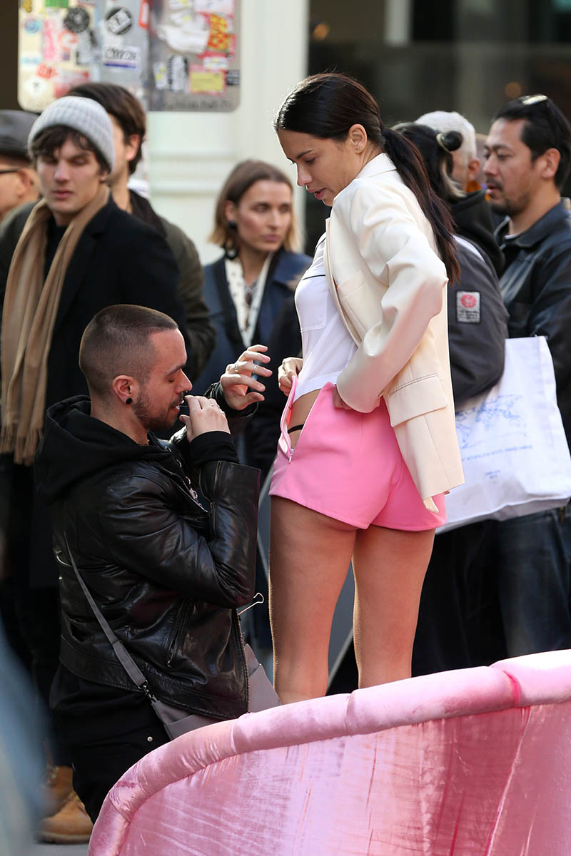Η Adriana Lima σέξυ σε backstage φωτογράφησης