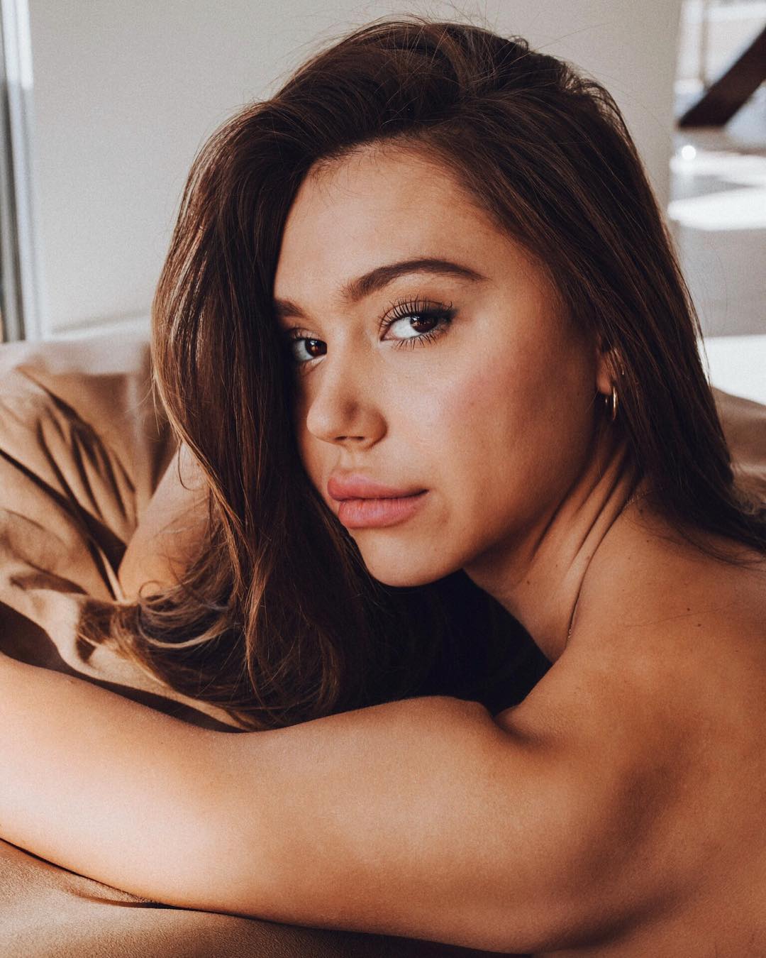 Η μουνάρα μοντέλο Alexis Ren σε σέξυ φωτογραφίες