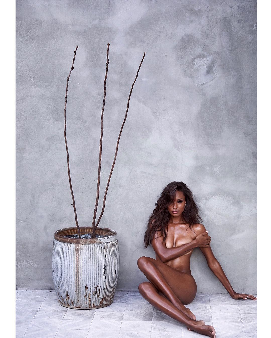 Η μουνάρα μοντέλο Jasmine Tookes σε σέξυ topless φωτογραφίες