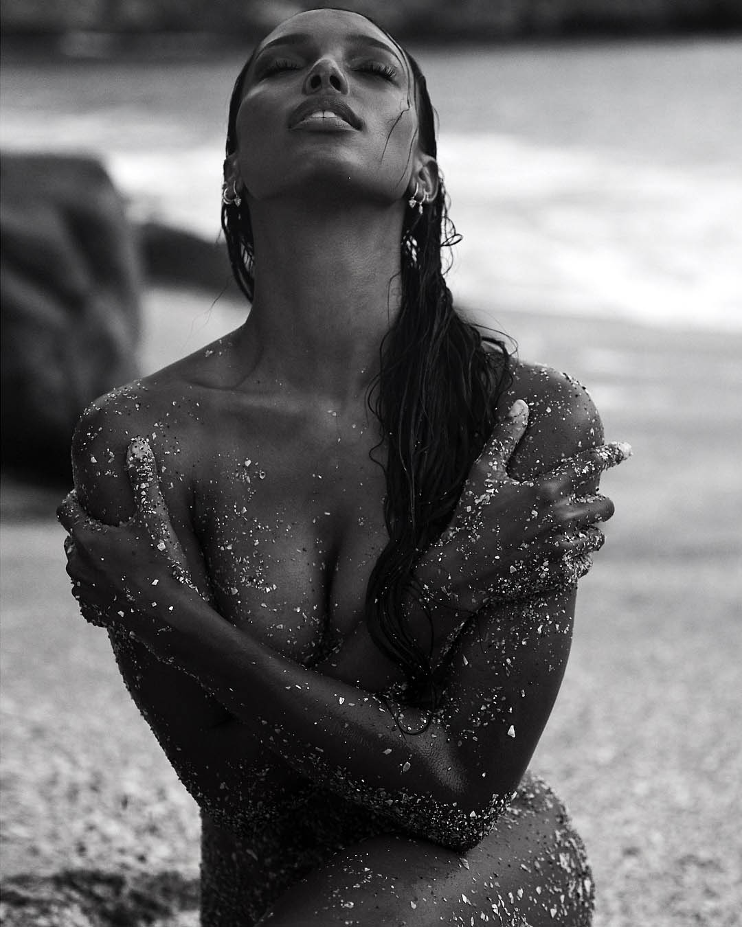 Η μουνάρα μοντέλο Jasmine Tookes σε σέξυ topless φωτογραφίες