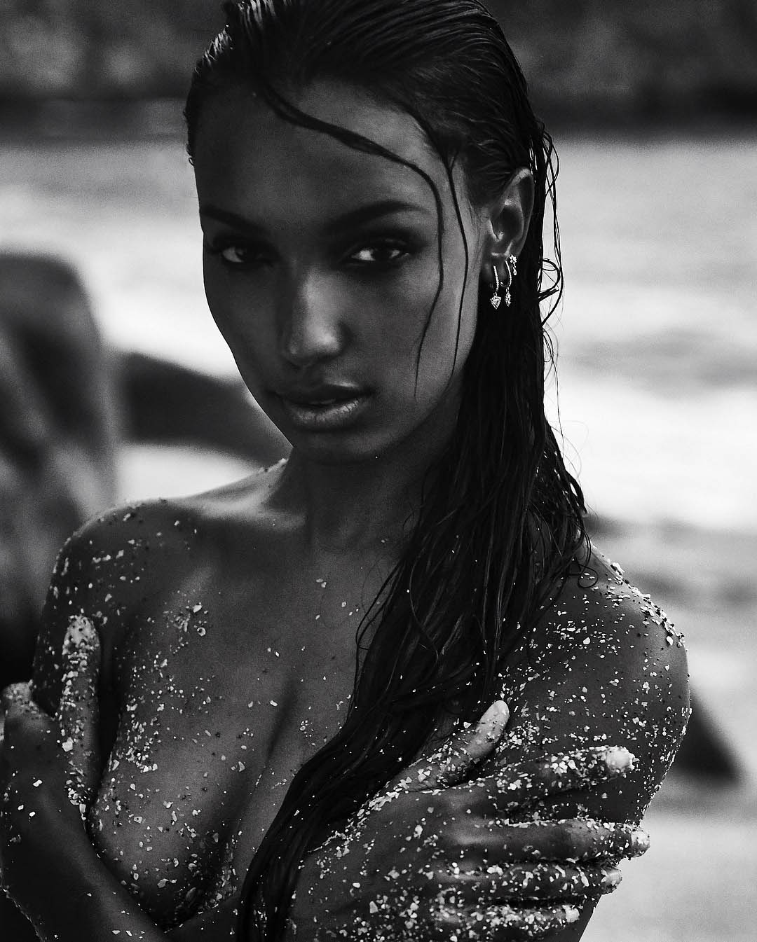 Η μουνάρα μοντέλο Jasmine Tookes σε σέξυ topless φωτογραφίες
