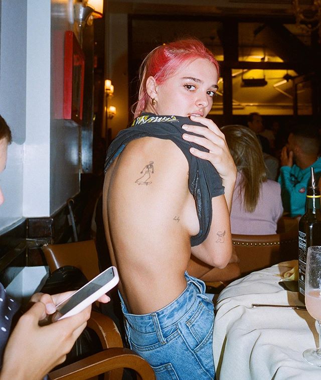 Σέξυ φωτογραφίες της Kate Carey από το instagram