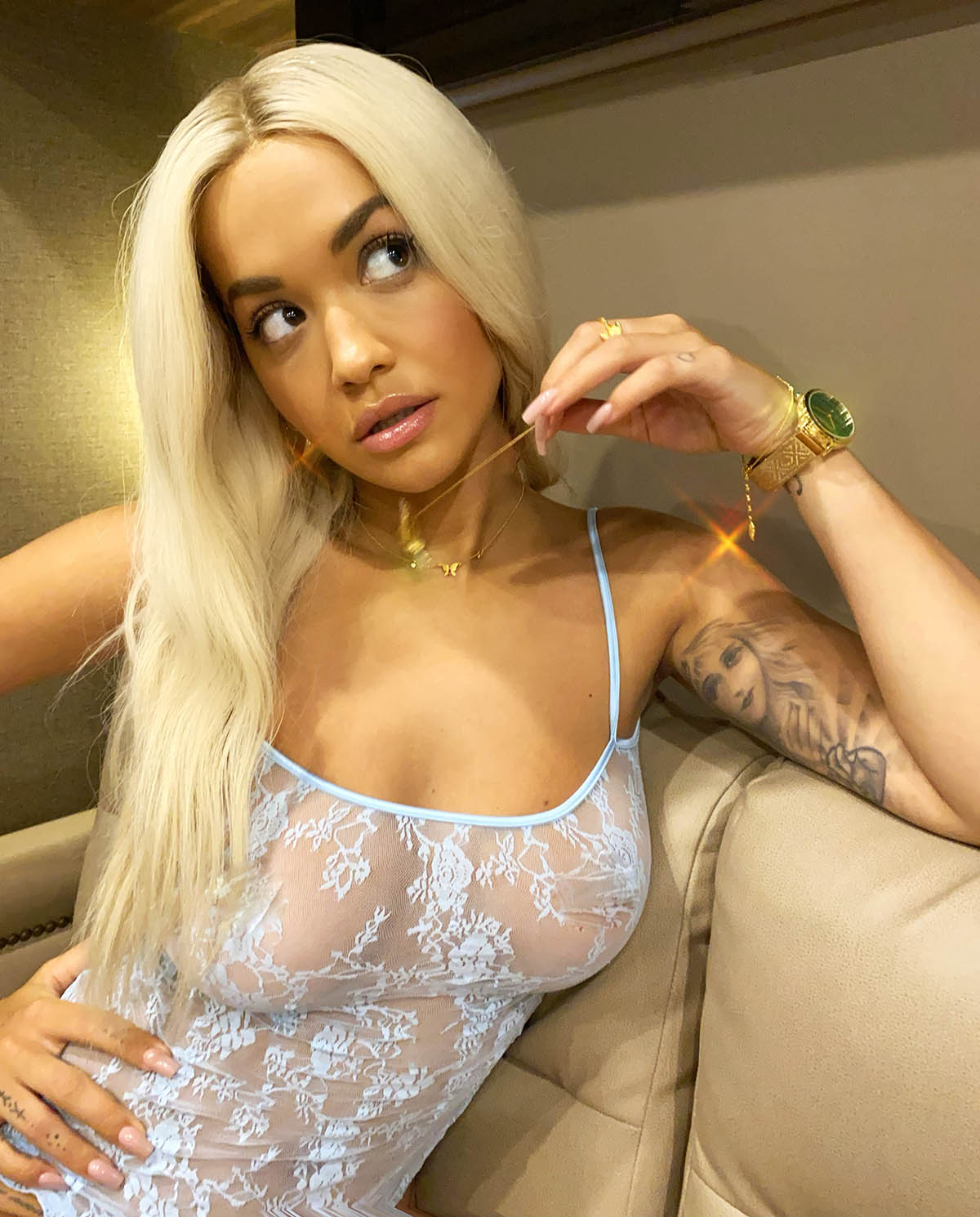 Η διάσημη τραγουδίστρια Rita Ora σε topless φωτογραφίες